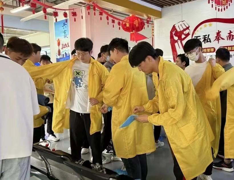 河南機(jī)電電氣工程學(xué)院參訪走進(jìn)“開放富士康”鄭州園區(qū)。